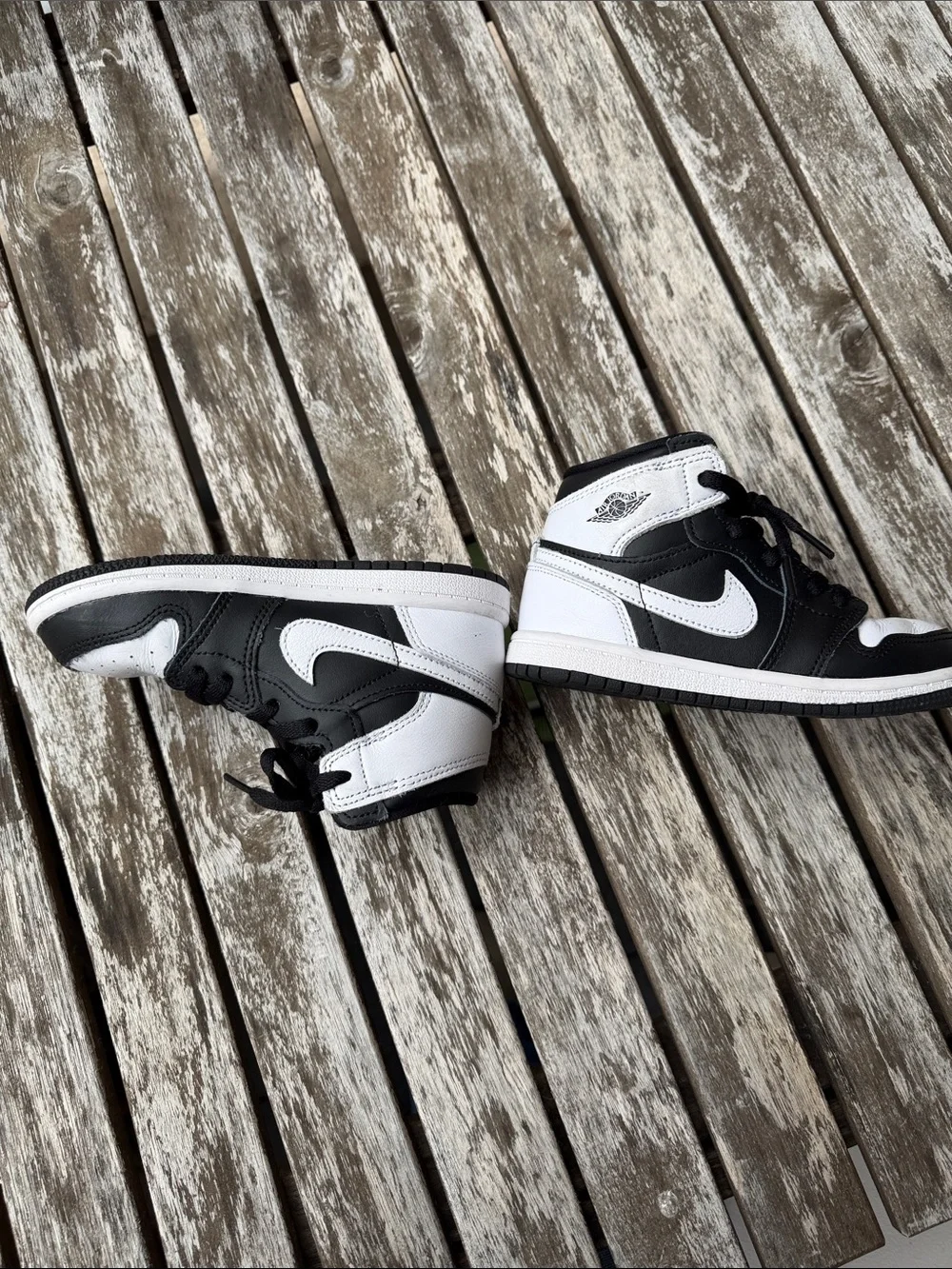 Nike Air Jordan Kids Black and White High-Top ya